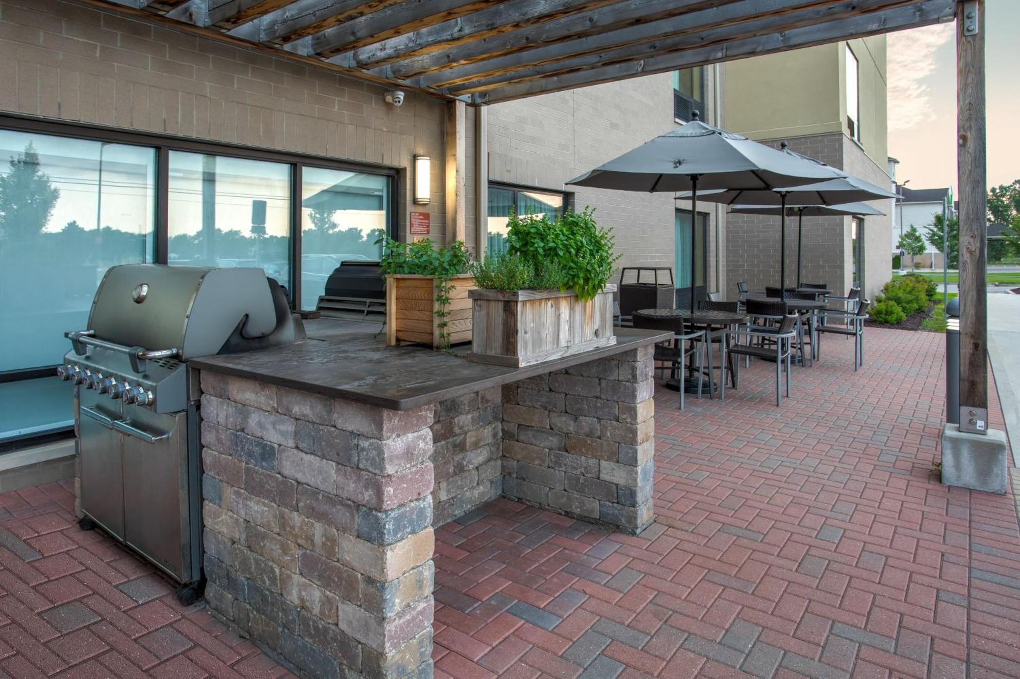 Towneplace Suites By Marriott Detroit Belleville Exterior photo