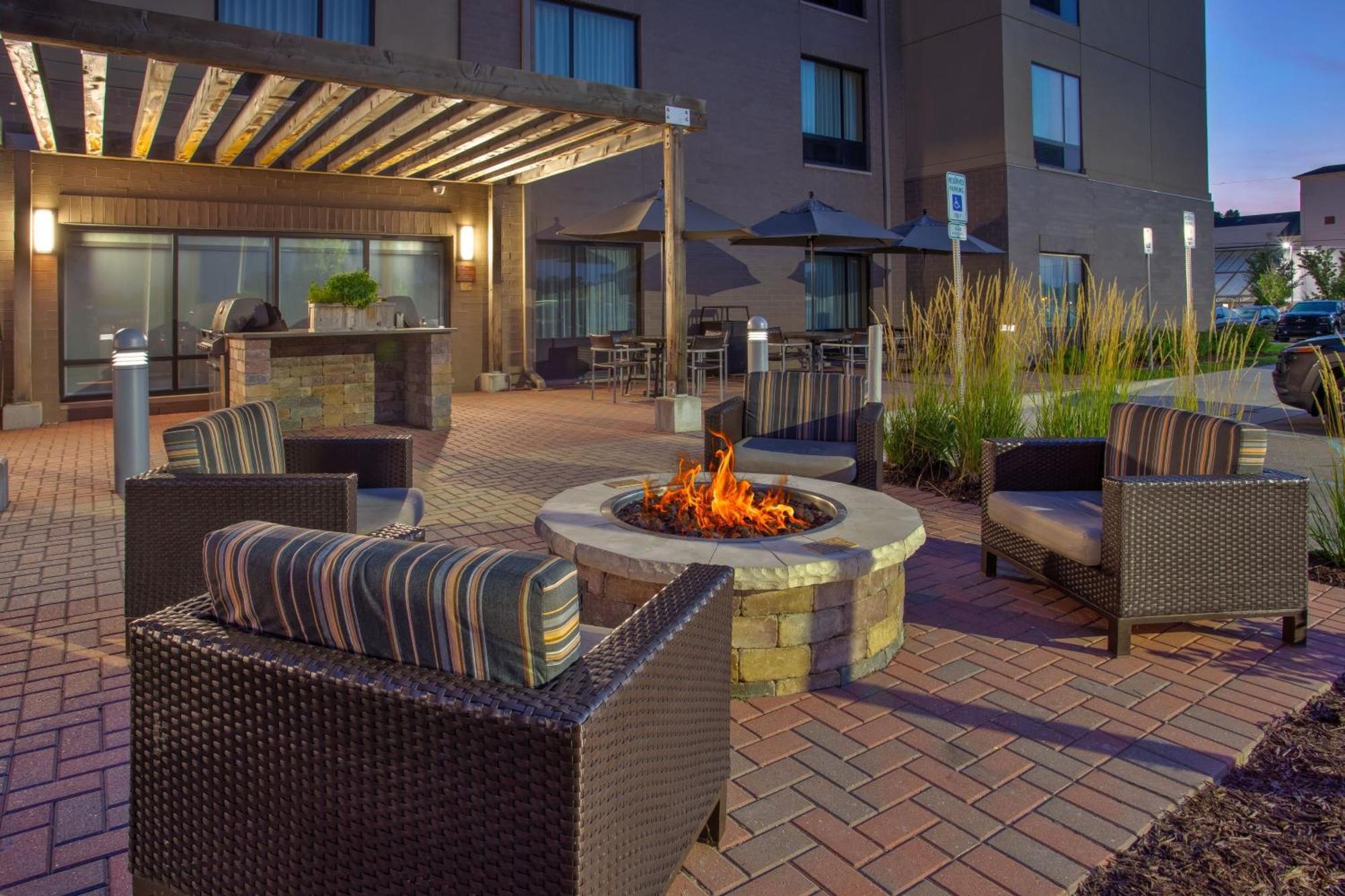 Towneplace Suites By Marriott Detroit Belleville Exterior photo
